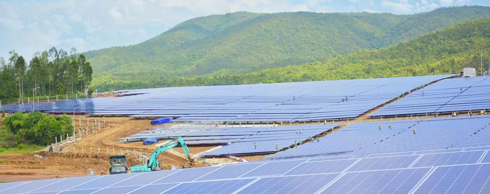 Hình ảnh lắp đặt pin năng lượng mặt trời solar farm